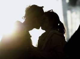 berührungsängste bei zöliakie : kann gluten durch küsse übertragen werden?